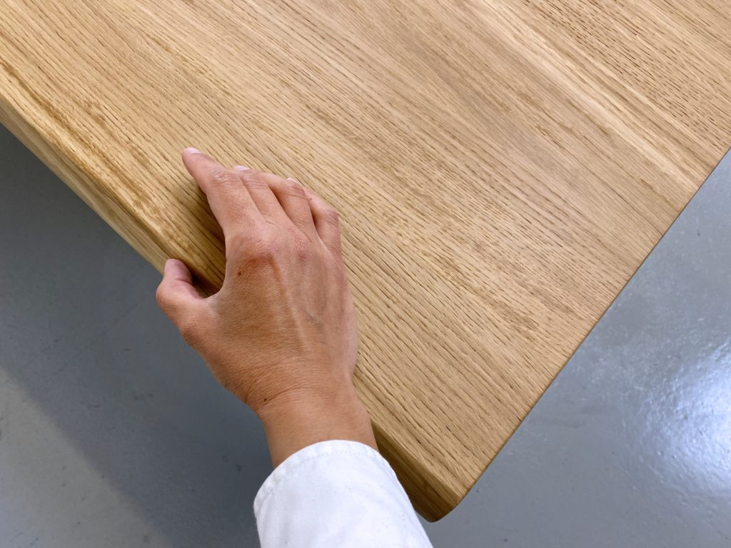 Table Pi en acier et bois massif / chêne authentique et pied noir / renover table bois vernis / ARTMETA