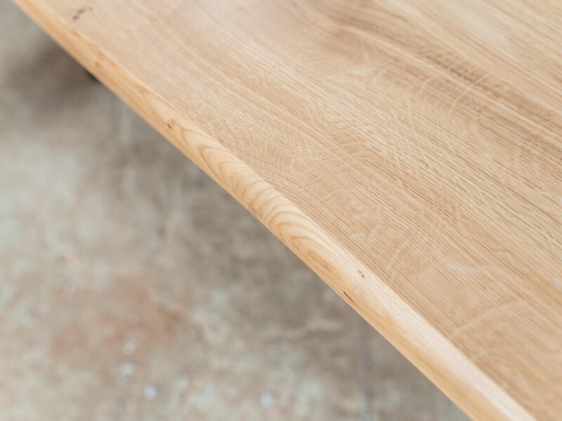 Comment rénover une table en bois verni ?