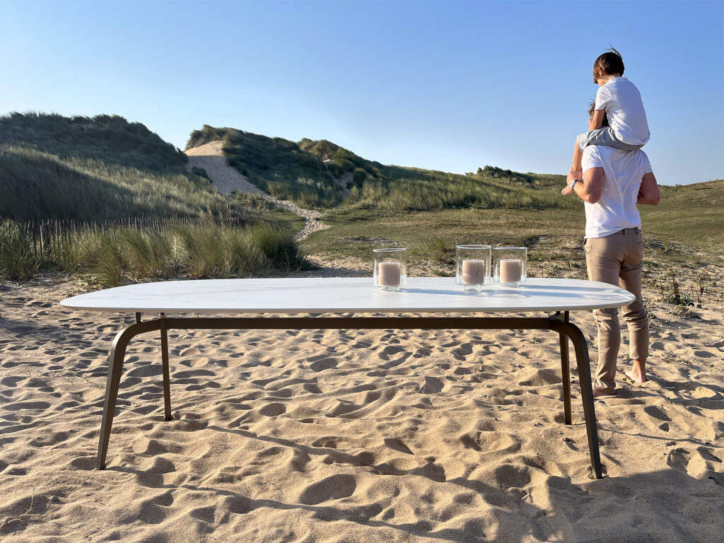 Table céramique 250x100 cm / intérieur et extérieur / Dekton REM pied champagne / modèle Céleste