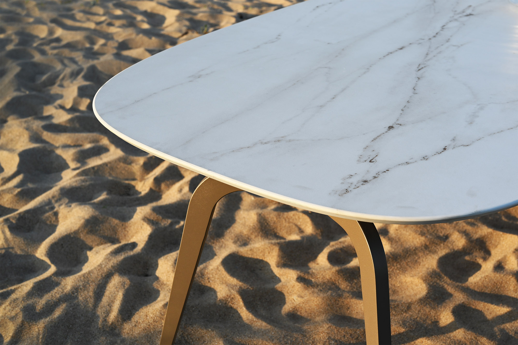 Table céramique 250x100 cm / intérieur et extérieur / Dekton REM pied champagne / modèle Céleste