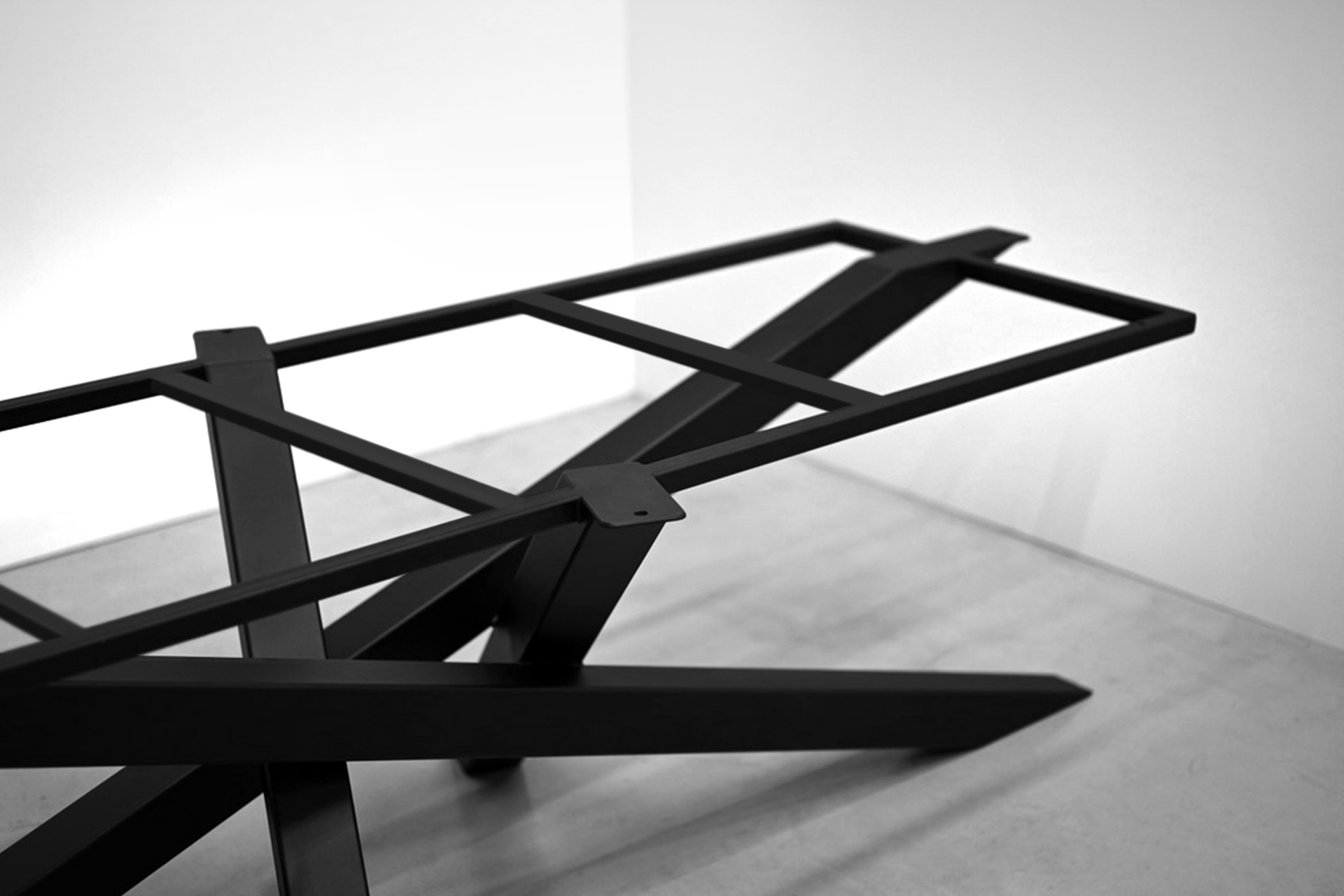 Pied de table Mikado en acier pour plateau en céramique