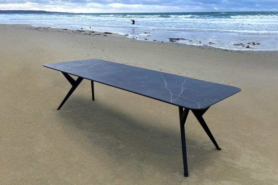 Table extérieure en céramique DEKTON Kelya / Dimensions : 280x100 cm / Photo sur la plage d'Urville-Nacqueville
