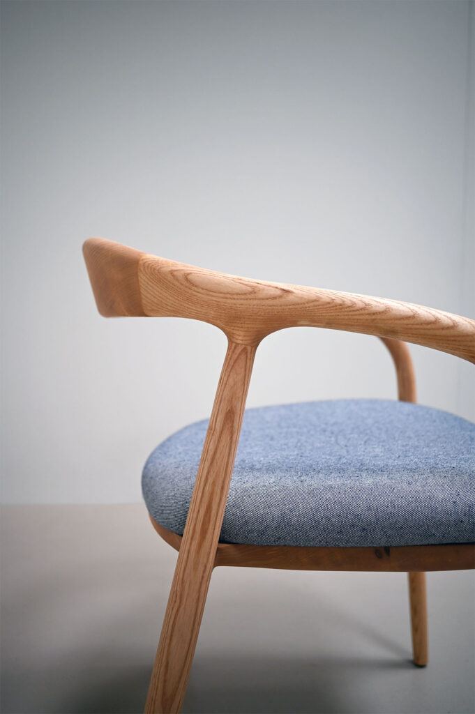 Chaise en tissu et bois massif / Design léger Espagne