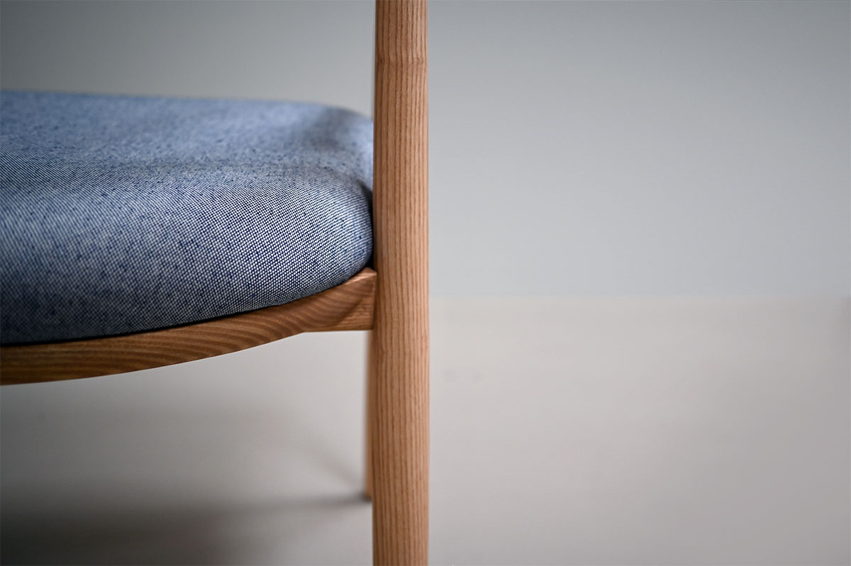 Chaise en tissu et bois massif / Assise confortable coton / Design léger Espagne