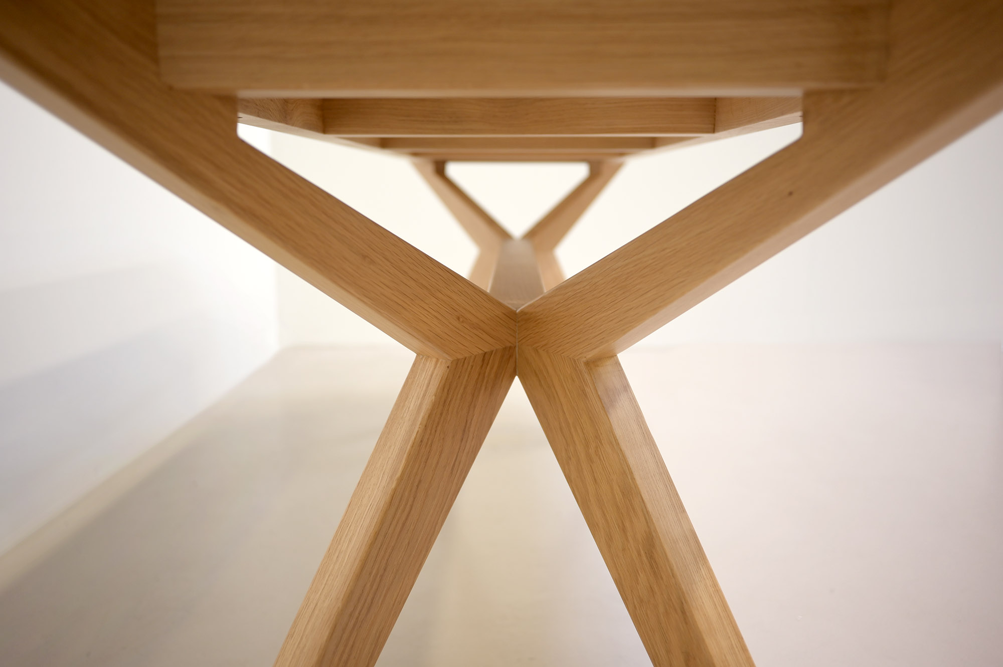 Pied de table en bois